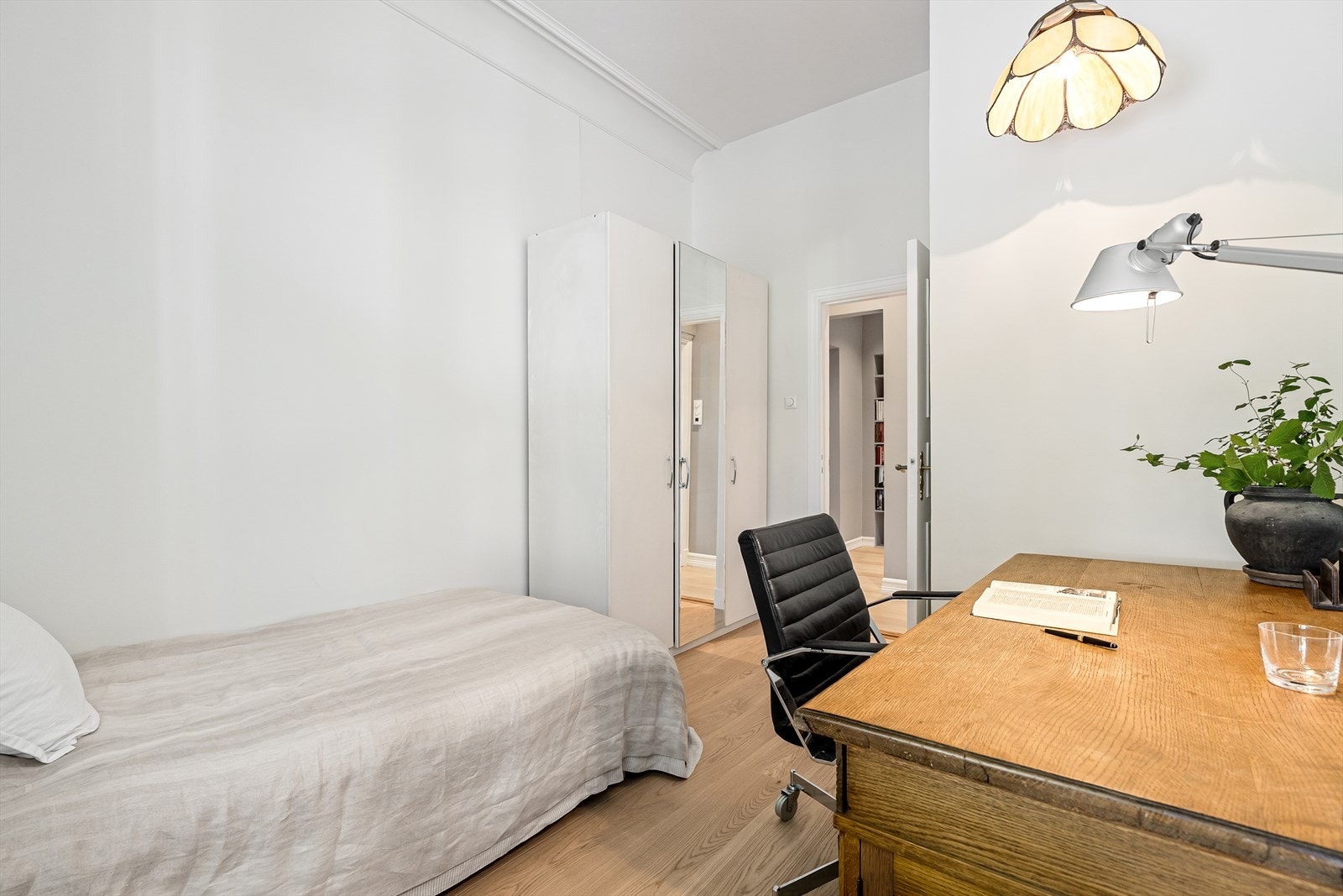 Rommet har ny, enstavs eikeparkett i 2025 og har god plass til seng, garderobeskap og skrivepult. Galleribilde