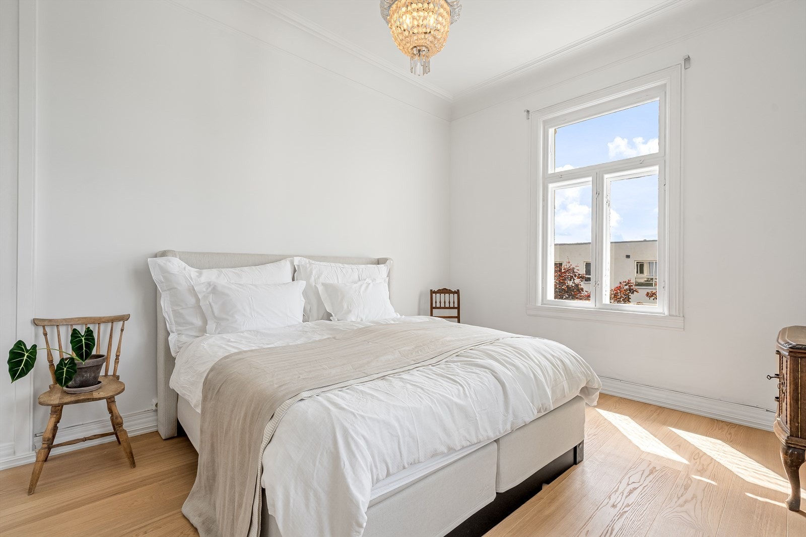 Her er det god plass til dobbeltseng med tilhørende nattbord på hver side. Galleribilde