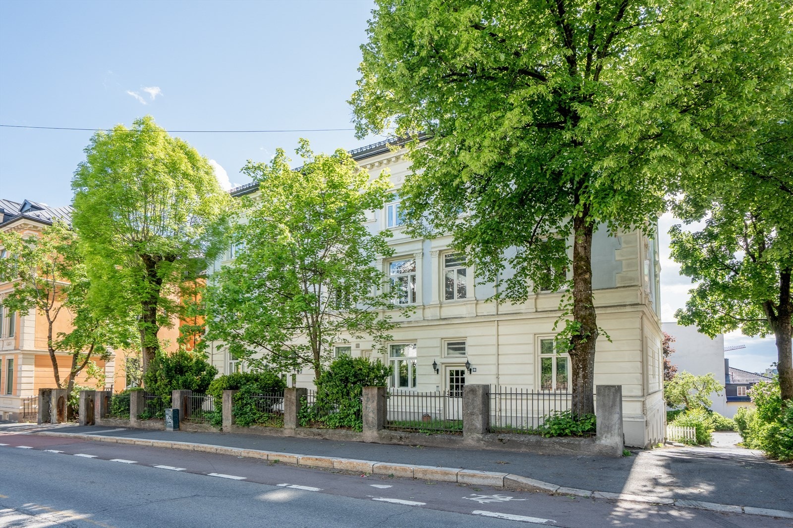 Nærområdet preges av flotte, velholdte gårder fra hundreårsskiftet med frodige forhaver. Denne delen av Ullevålsveien oppleves rolig, med begrenset biltrafikk. Galleribilde