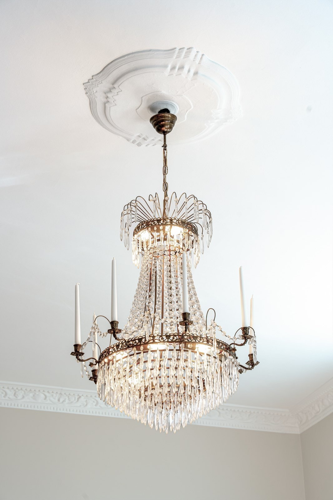 Leiligheten har velbevarte, klassiske detaljer med bl.a. rosett i himling. Galleribilde