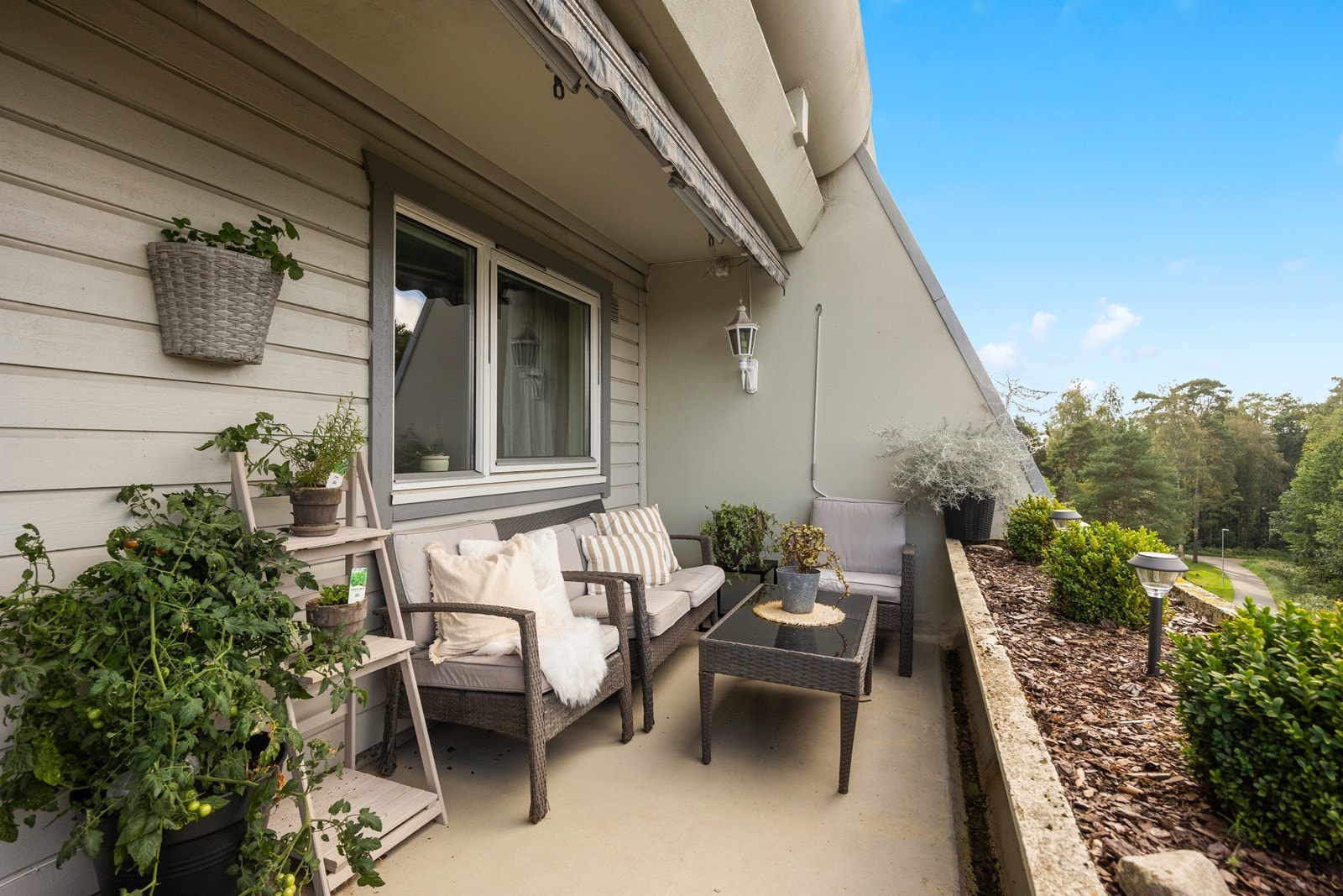 Den vestvendte verandaen har plass til utemøblement, dessuten er det montert terrassemarkise Galleribilde