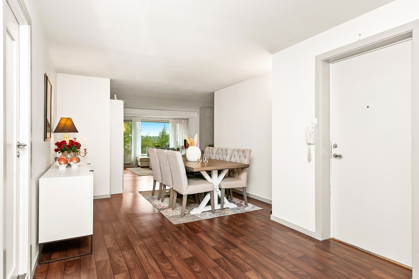 I stua er det også plass til en hyggelig spisegruppe og flere lagringsmøbler Galleribilde