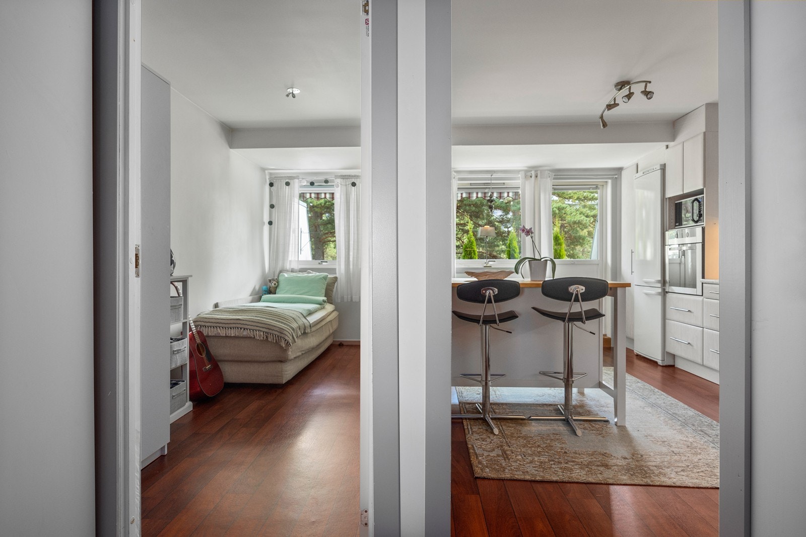 Soverom to og kjøkkenet ligger vegg-i-vegg Galleribilde