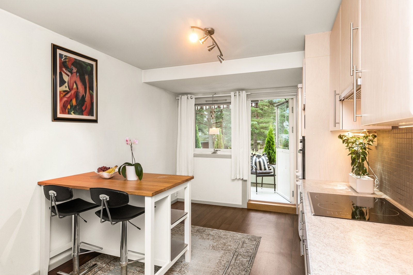 Pen og innholdsrik innredning med mye skap- og benkeplass. Det er integrert koketopp, stekeovn og oppvaskmaskin, og over koketoppen er det ventilator med avtrekk ut Galleribilde