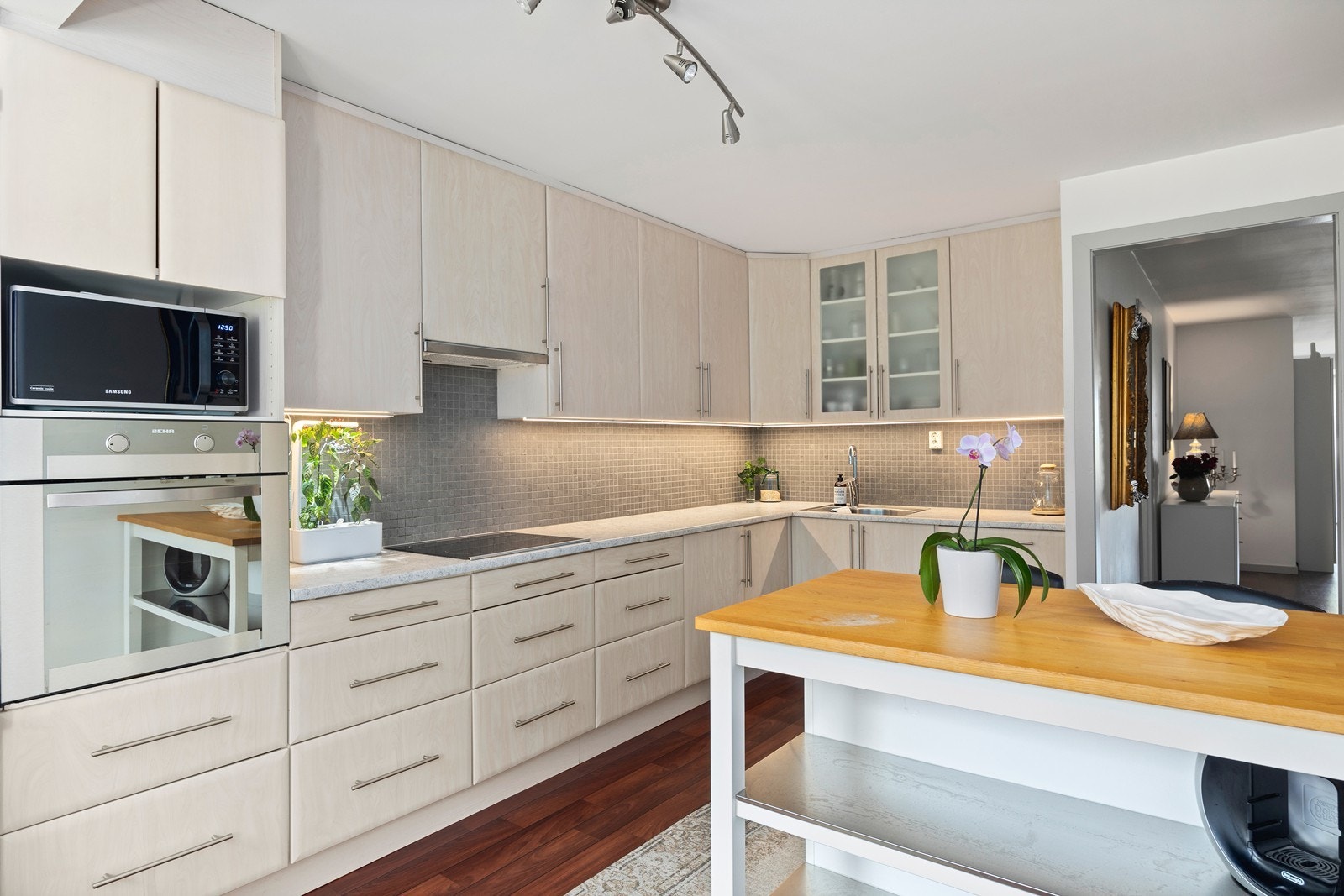 På kjøkkenet er de også plass til en spiseplass for to Galleribilde