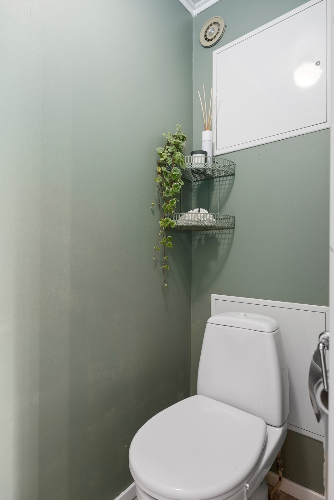 Toalettrommet ble oppgradert i forbindelse med oppussingen av baderommet i 2006, i tillegg har det blitt foretatt utbedringer senere. Det er slette malte vegger, og fliser på gulvet. Det er utstyrt med gulvmontert wc Galleribilde