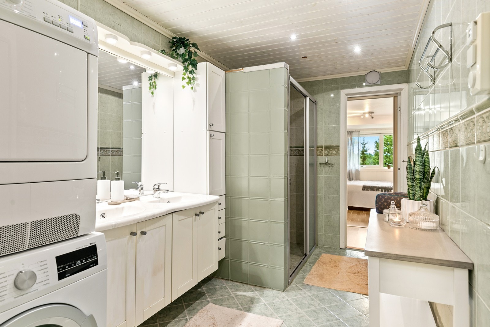 Baderommet ble pusset opp i 2006, i regi av en tidligere eier. Gulv og vegger er flislagt. Rommet er utstyrt med en større baderomsinnredning med to servanter, med speil over, samt høyskap for lagring. Dusjnisje med glassbyggerstein som er malt Galleribilde