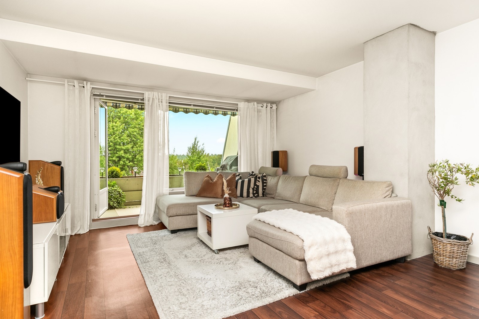 Lys og luftig stue, med slette rene linjer på vegger og himling, med et mørkere gulv som fin kontrast Galleribilde