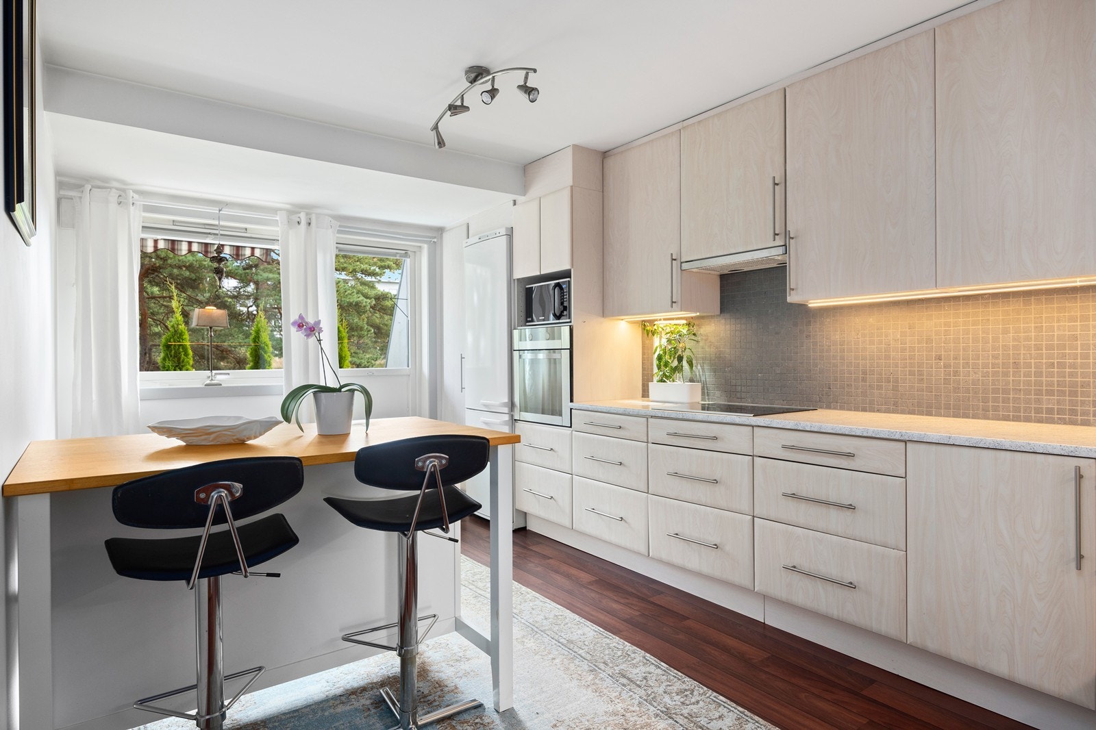 Separat og romslig kjøkken, med de samme lyse overflatene som øvrige rom i leiligheten. Kjøkkeninnredningen, som har slette fronter og laminerte benkeplater, ble satt inn av en tidligere eier i ca. 2006. Utgang til østvendt veranda Galleribilde