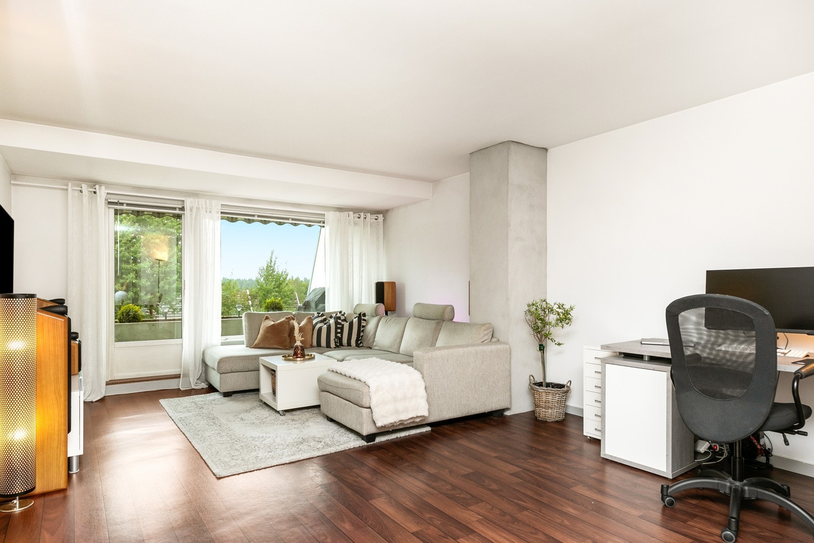 Her er det flere møbleringsmuligheter, det er blant annet plass til salong med tilhørende småmøbler og TV - i tillegg til en hjemmekontorløsning Galleribilde