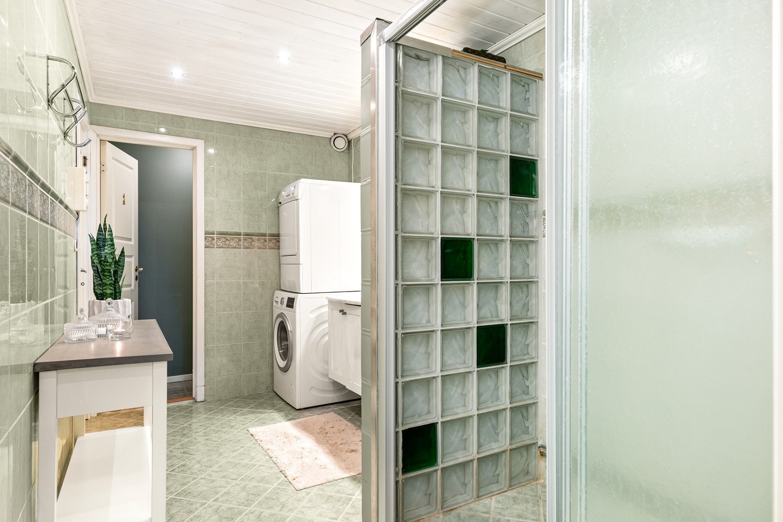 Videre er det opplegg for vaskemaskin og tørketrommel - eget toalettrom med inngang baderommet Galleribilde