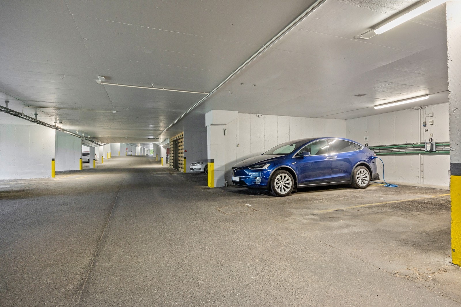 Til leiligheten medfølger det oppstillingsplass for én bil i felles parkeringskjeller. Det er opplegg for lader til elbil ved biloppstillingsplassen Galleribilde