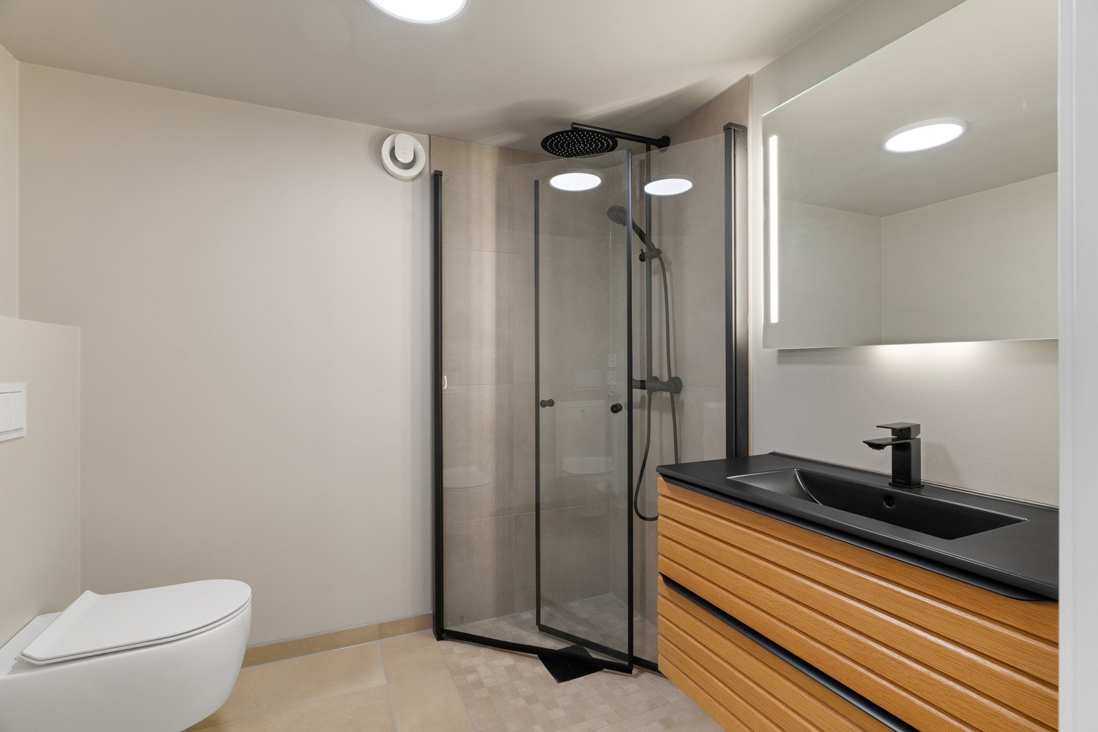 Pent baderom som holder samme moderne standard som resten av boligen. Galleribilde