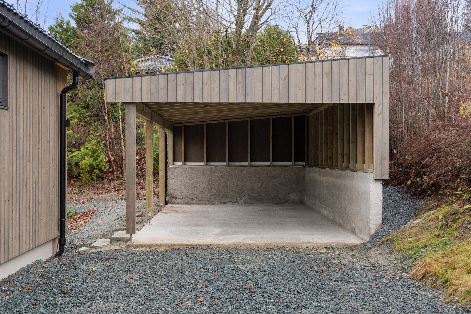 I 2025 ble det også etablert carport med støpt plate, utgravd for parkeringsplasser og lagt ny grus. Galleribilde