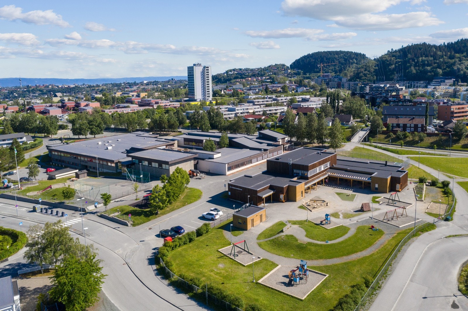 Fra boligen er det kort gangavstand til Utleira barneskole og Stubban barnehage. Galleribilde