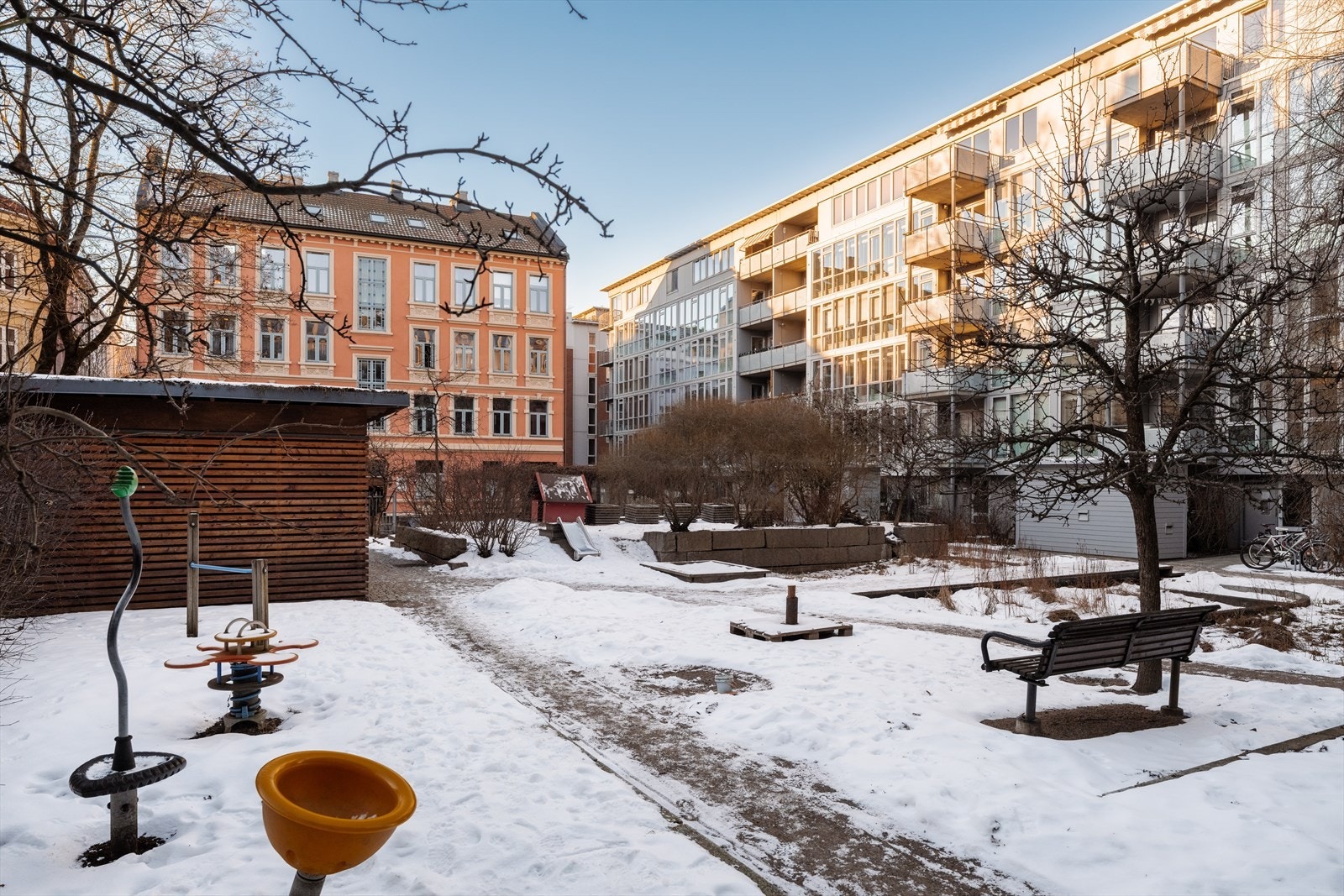 Hyggelig, prisbelønnet bakgård til glede for store og små - Idyllisk på sommeren med frukttrær og grøntområder Galleribilde