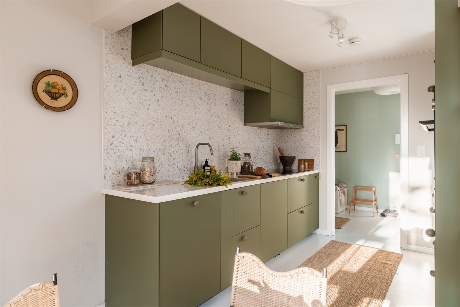 Svært godt med oppbevaringsplass i innredningen - Det ble satt inn ny varmtvannsbereder i 2023 Galleribilde