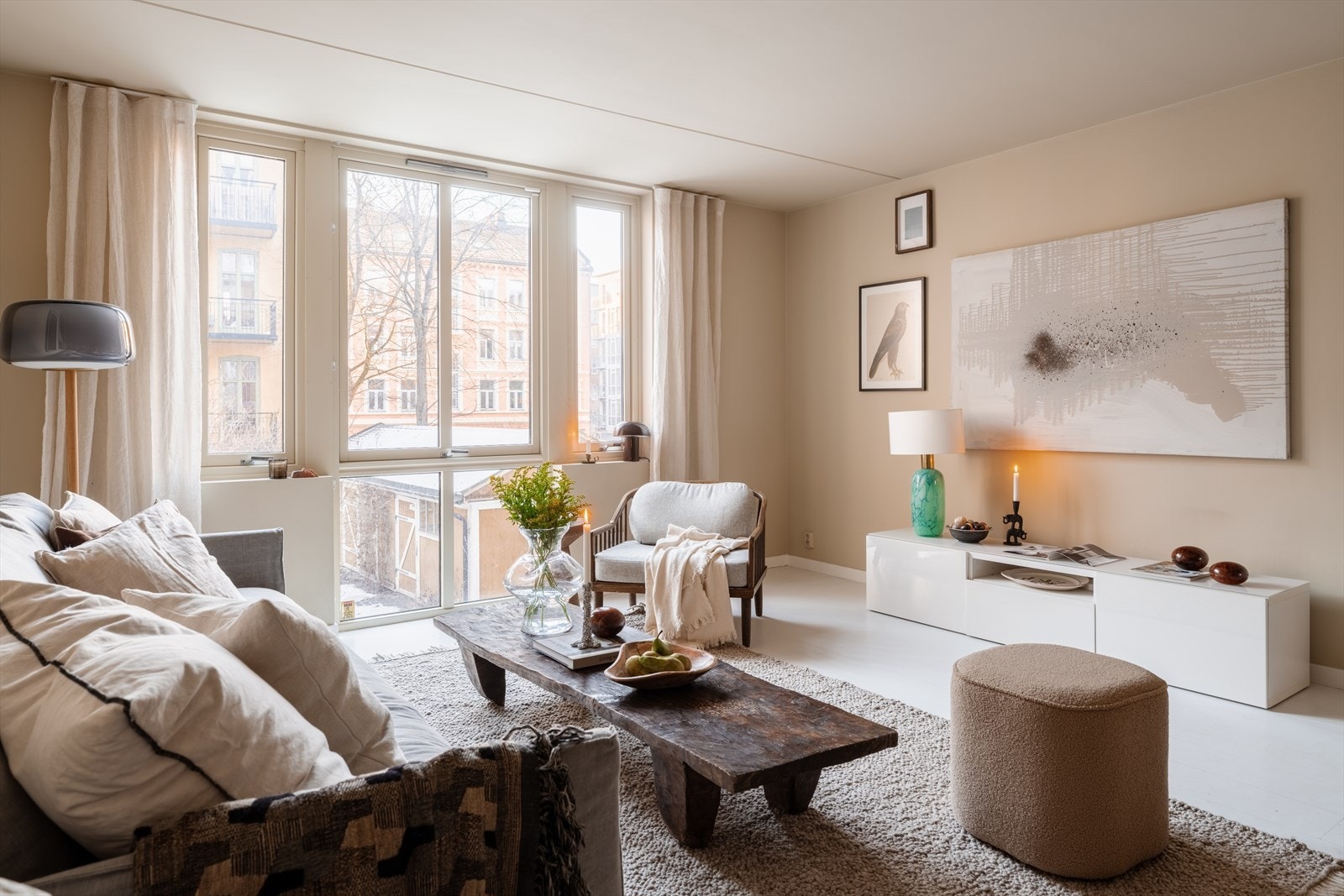 Romslig stue med store vindusflater fra gulv til tak Galleribilde