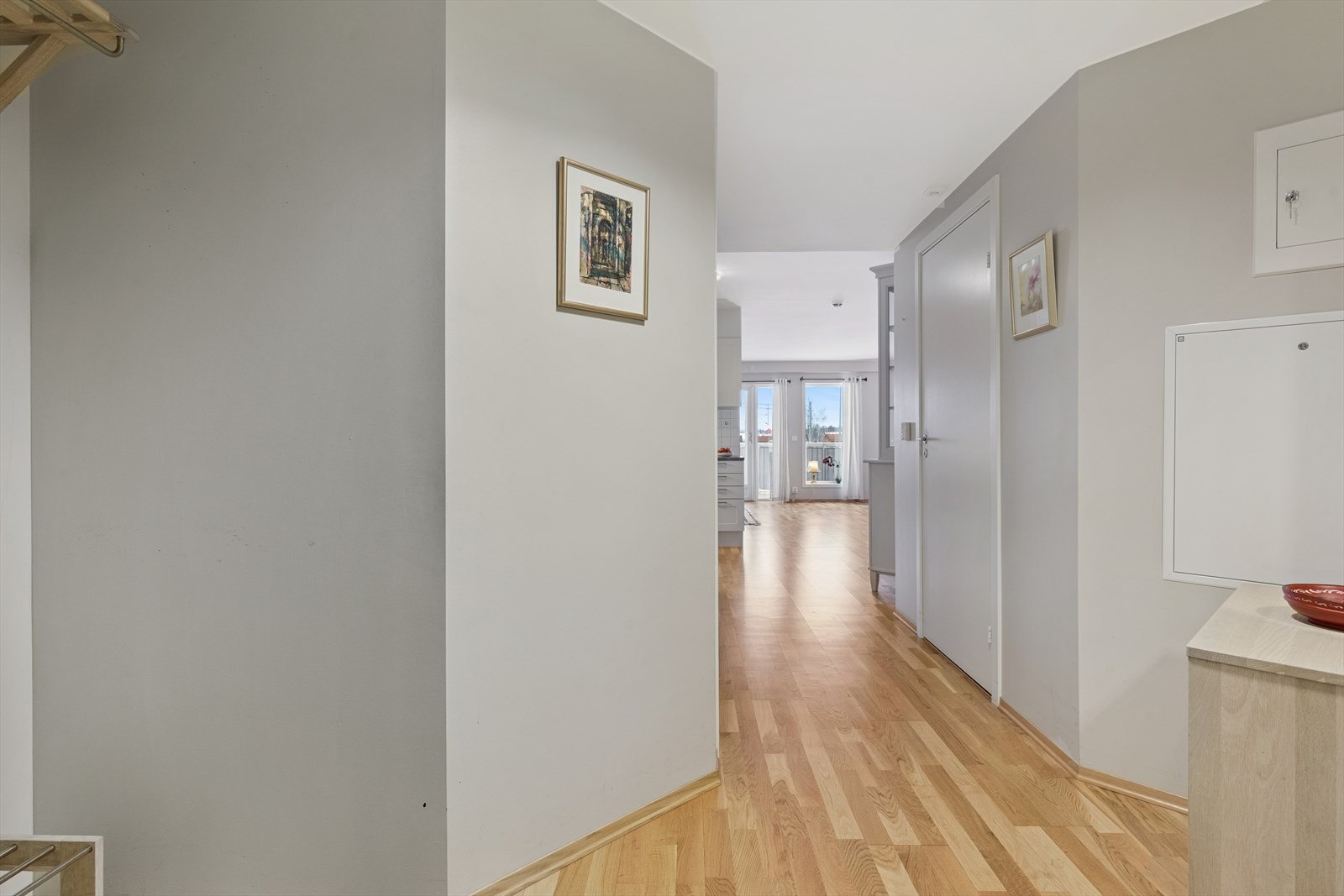 Det er vannbåren gulvvarme i hele leiligheten. Fra entré kommer man videre inn til kjøkken, stue, bad og soverom. Det er også en praktisk innvendig bod med skyvedør ved entré. Galleribilde