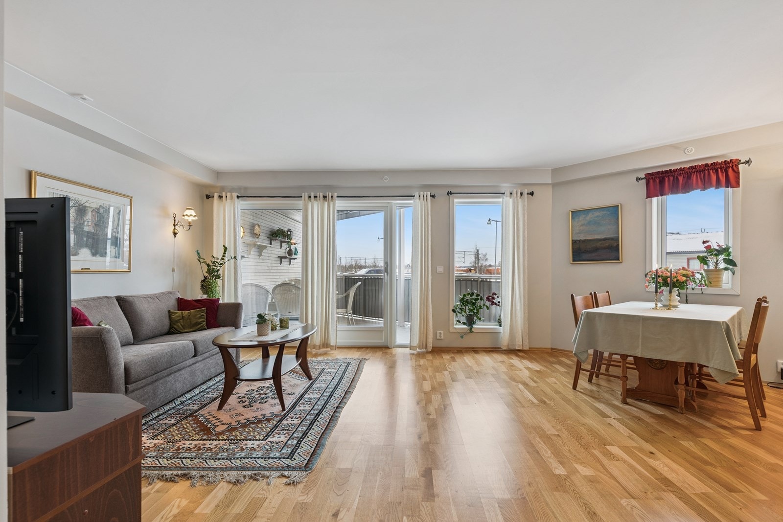 Stuen er veldig lys og romslig. Opprinnelig var det tenkt 2 soverom i leiligheten, men eier valgte større stue. Til høyre ved spisestuen var sov 2 tiltenkt - se vedlagt opprinnelig plantegning. Galleribilde