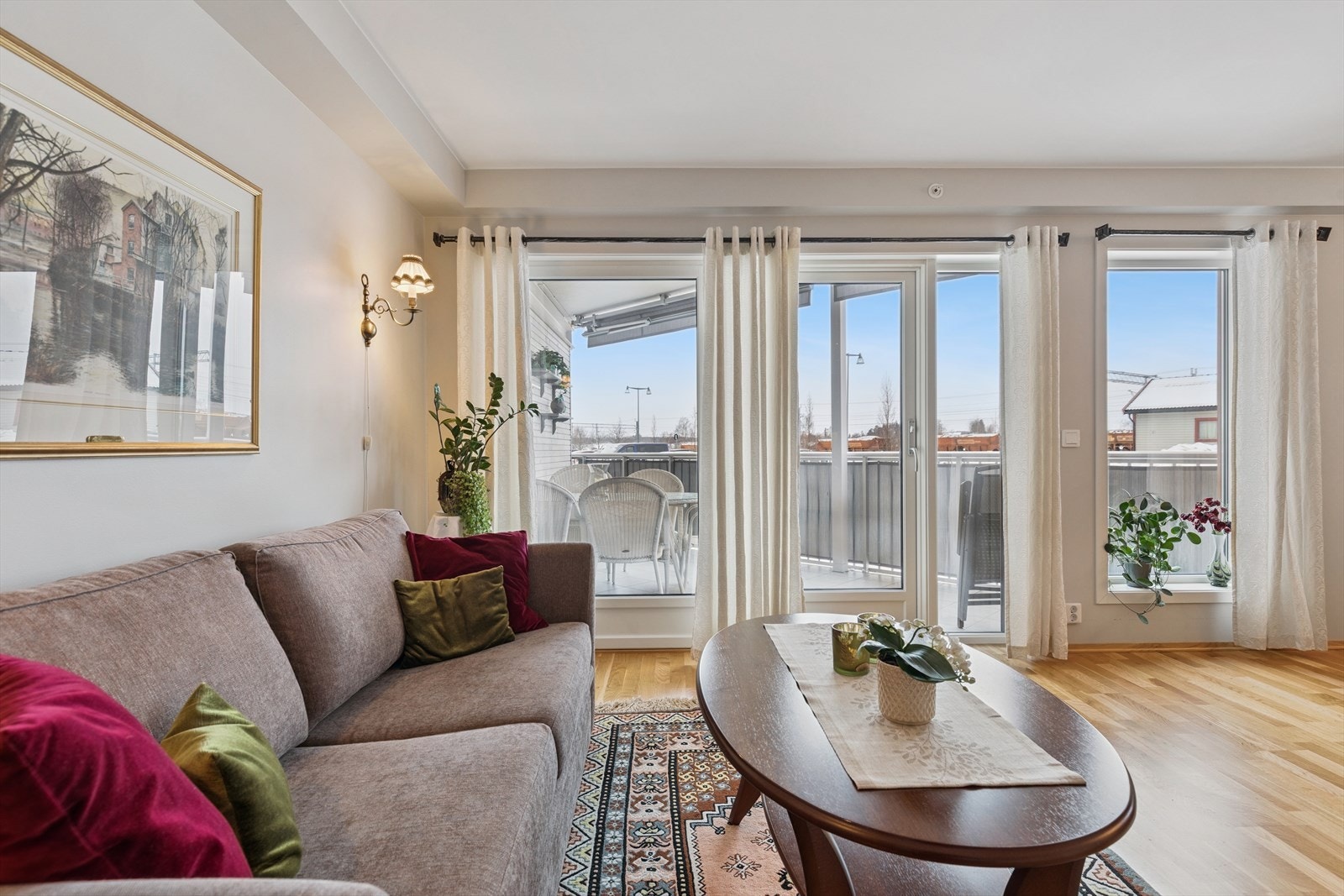 Fra stuen er det direkte utgang til den romslige balkongen, som utvider oppholdsarealet på varme dager. Galleribilde