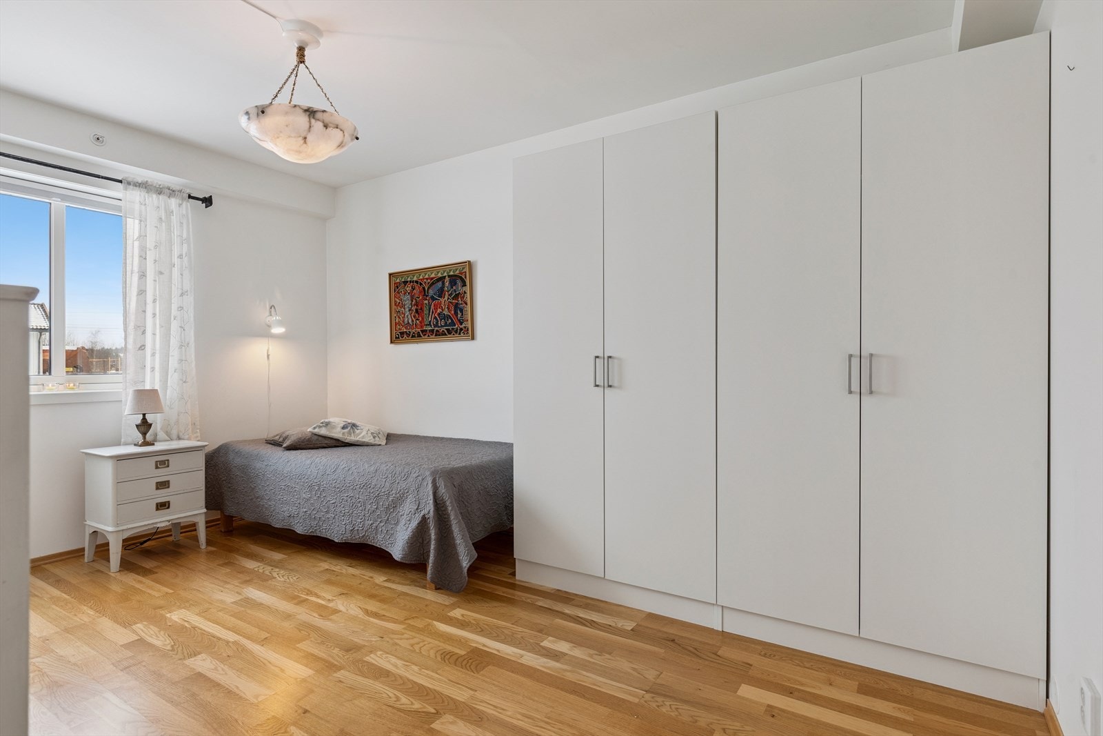 Soverommet er av god størrelse med rikelig plass til både seng og en stor garderobeløsning. Galleribilde