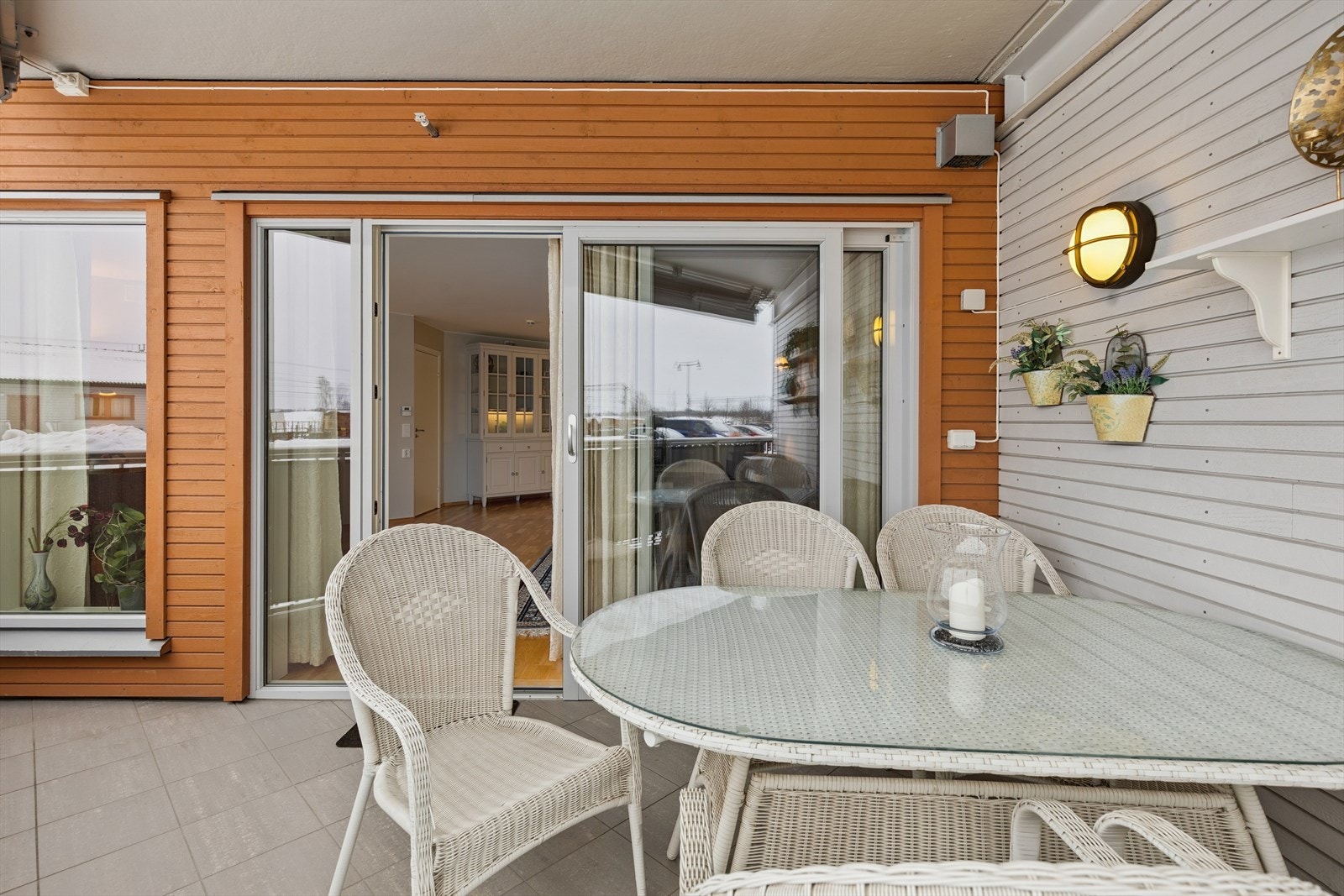 Store vindusflater som slipper inn mye lys fra stue til balkong - skyvedøren er veldig praktisk og gir en stor døråpning. Galleribilde