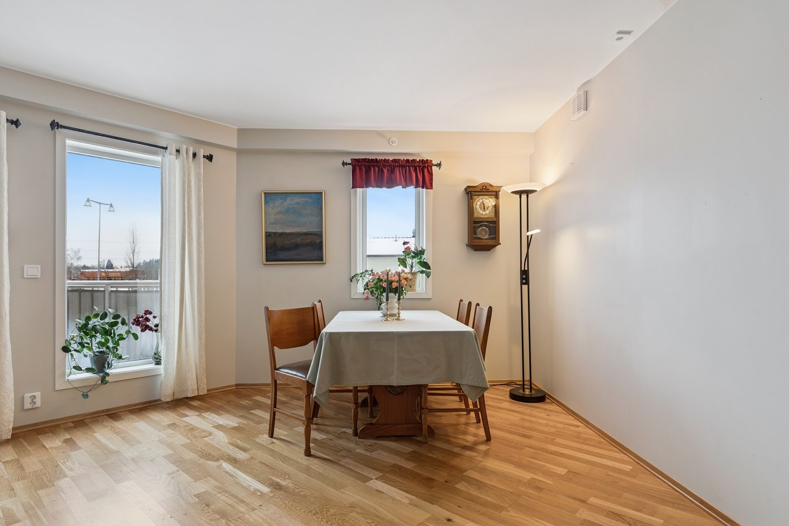 I tilknytning til stuen og kjøkkenet er det en naturlig plass for en hyggelig spiseplass. Galleribilde