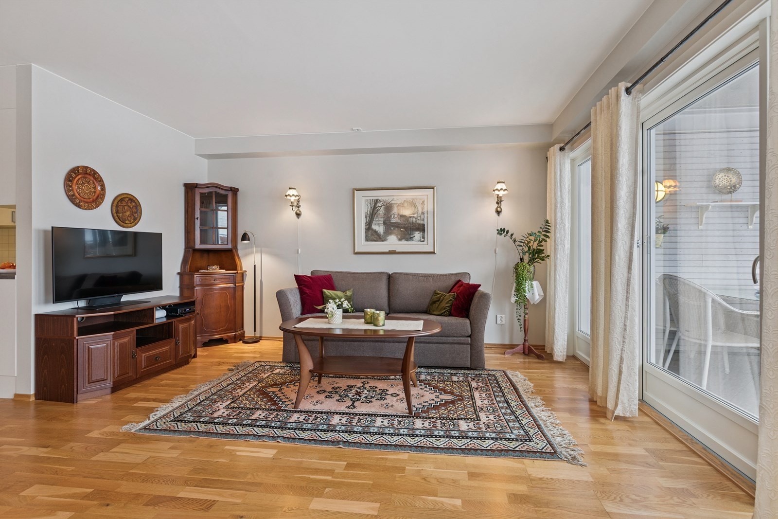 Stuen er et lyst og luftig rom med store vindusflater som slipper inn rikelig med dagslys. Galleribilde