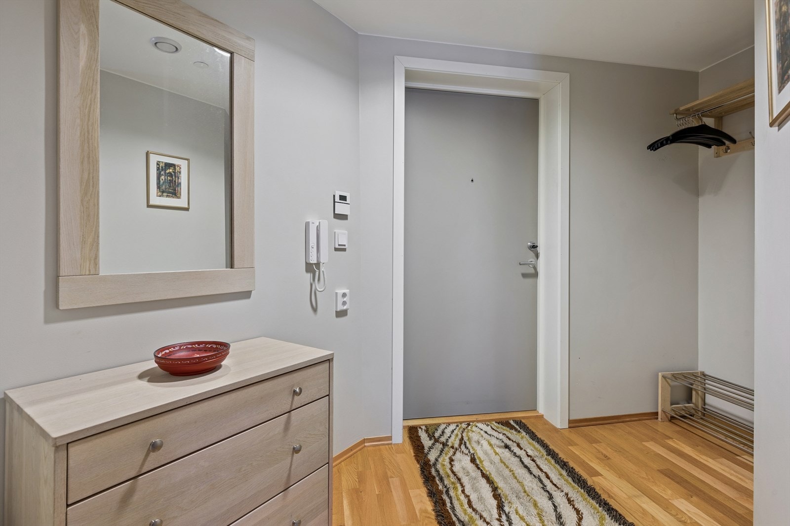 Du ønskes velkommen inn i en romslig og praktisk entré med plass for yttertøy. Galleribilde