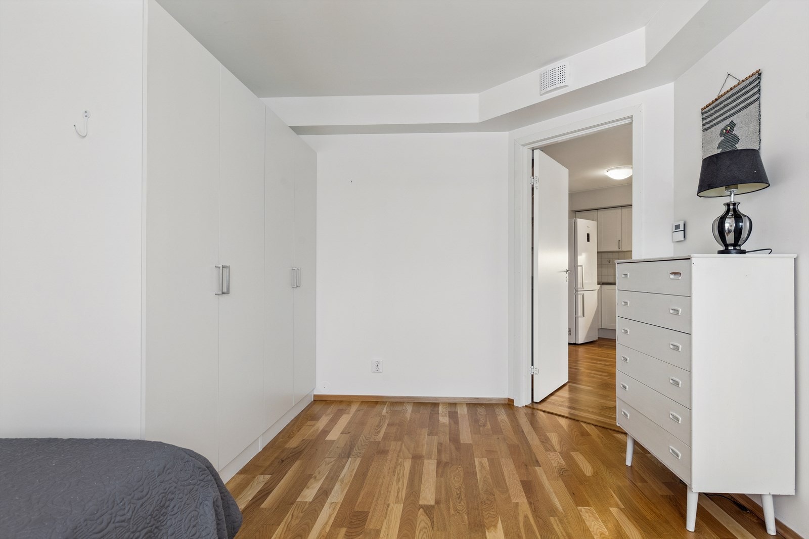 Soverommet har parkett på gulvet og malte veggflater, som gir et rolig og behagelig uttrykk. Galleribilde