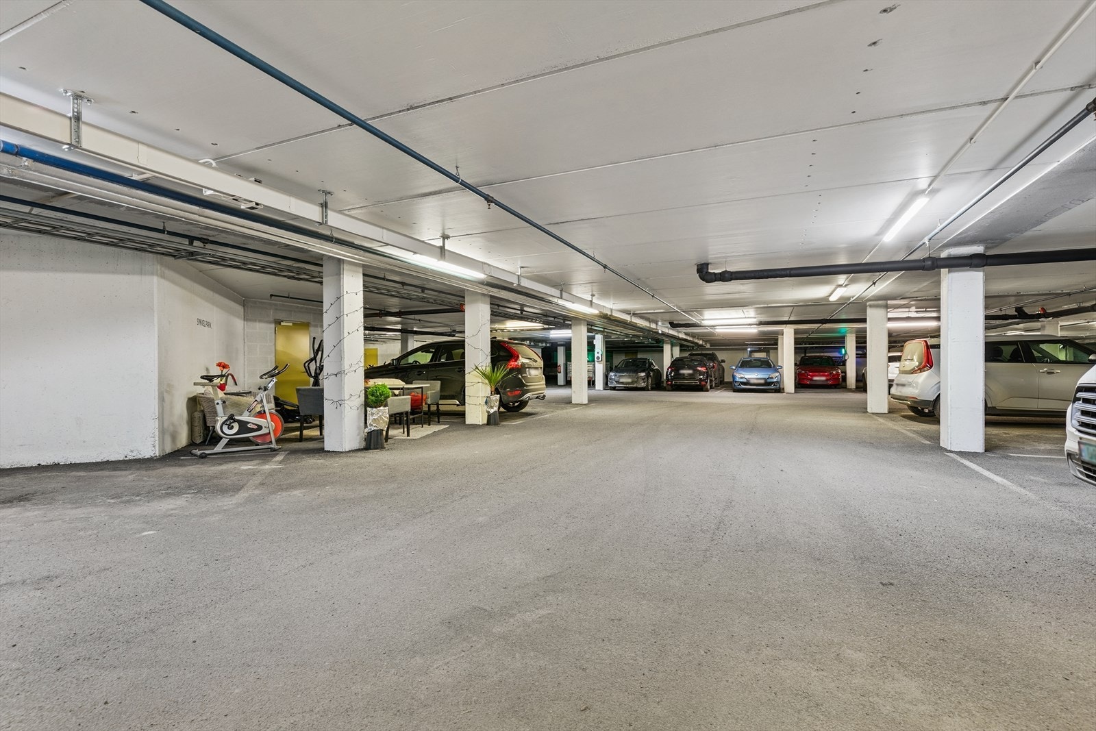 Garasje i kjelleren, her medfølger en p-plass. Det er også felles bodrom i kjeller. Galleribilde