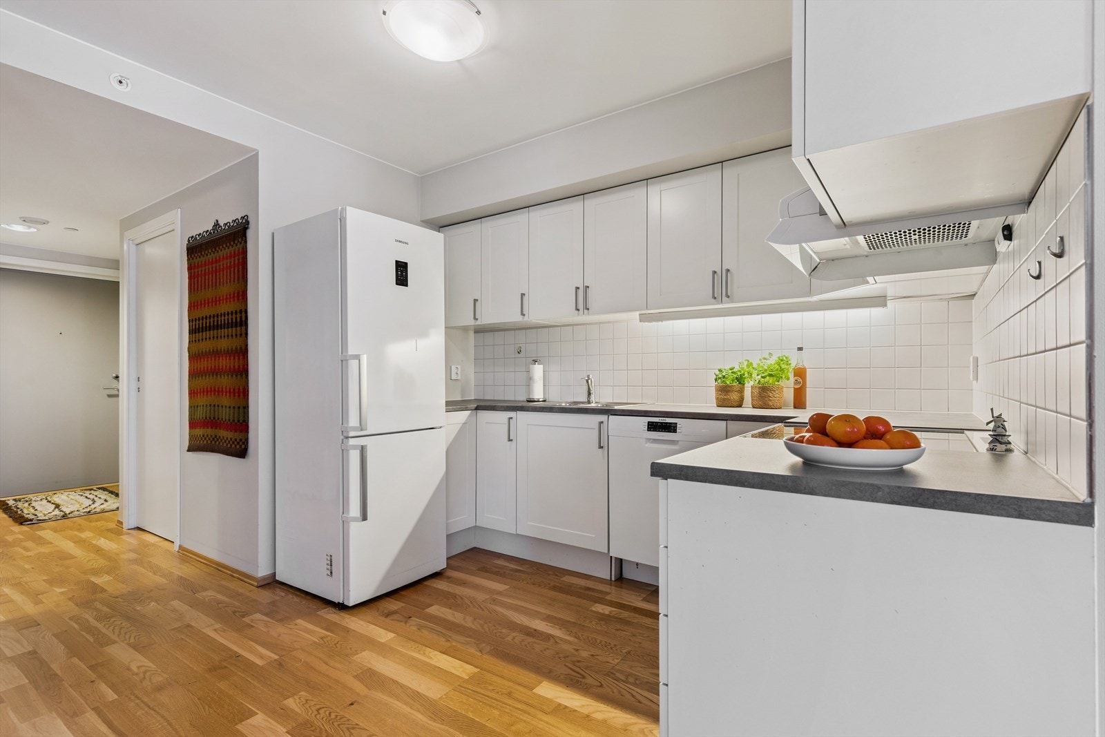 Innredningen har profilerte fronter og smarte løsninger som karusell i hjørneskapet for optimal utnyttelse. Galleribilde