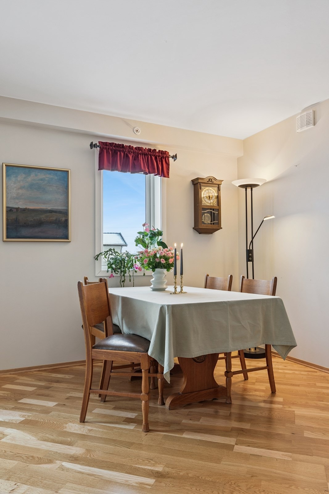 Leiligheten ligger usjenert til på vestsiden av bygget, uten innsyn fra foranliggende blokker. Galleribilde