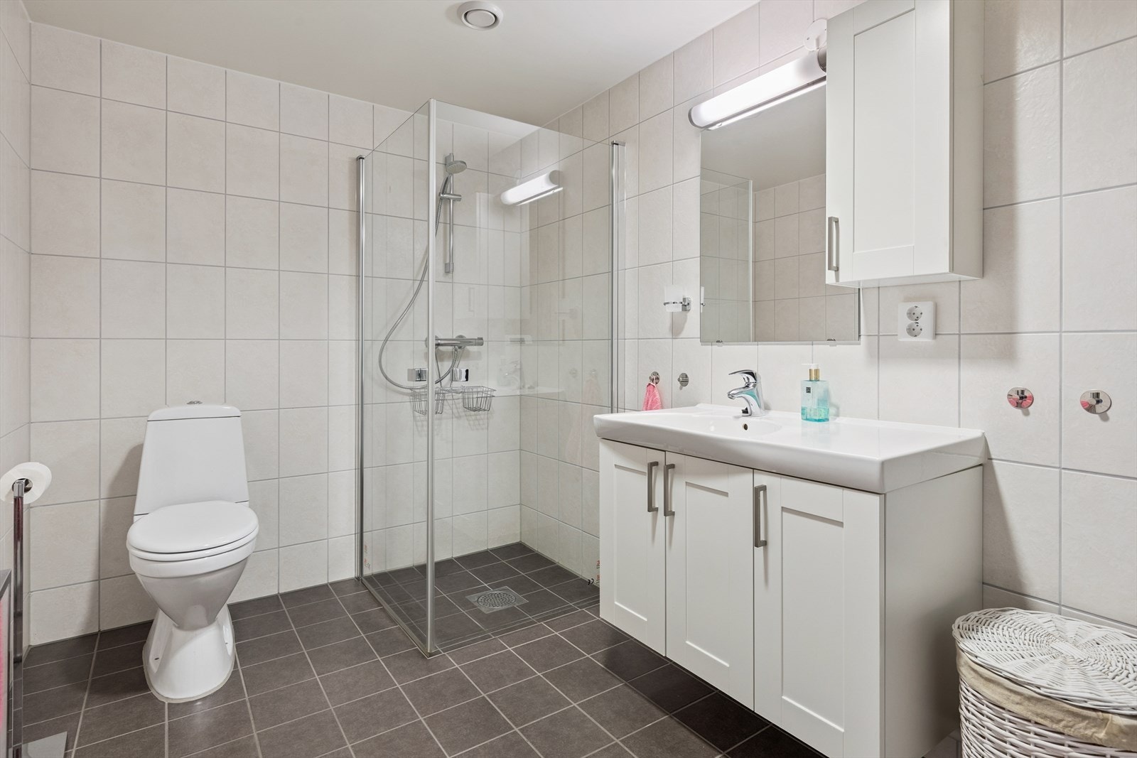 Badet er helfliset og har gulvvarme. Dusjhjørnet har innfellbare dører for god plassutnyttelse. Galleribilde