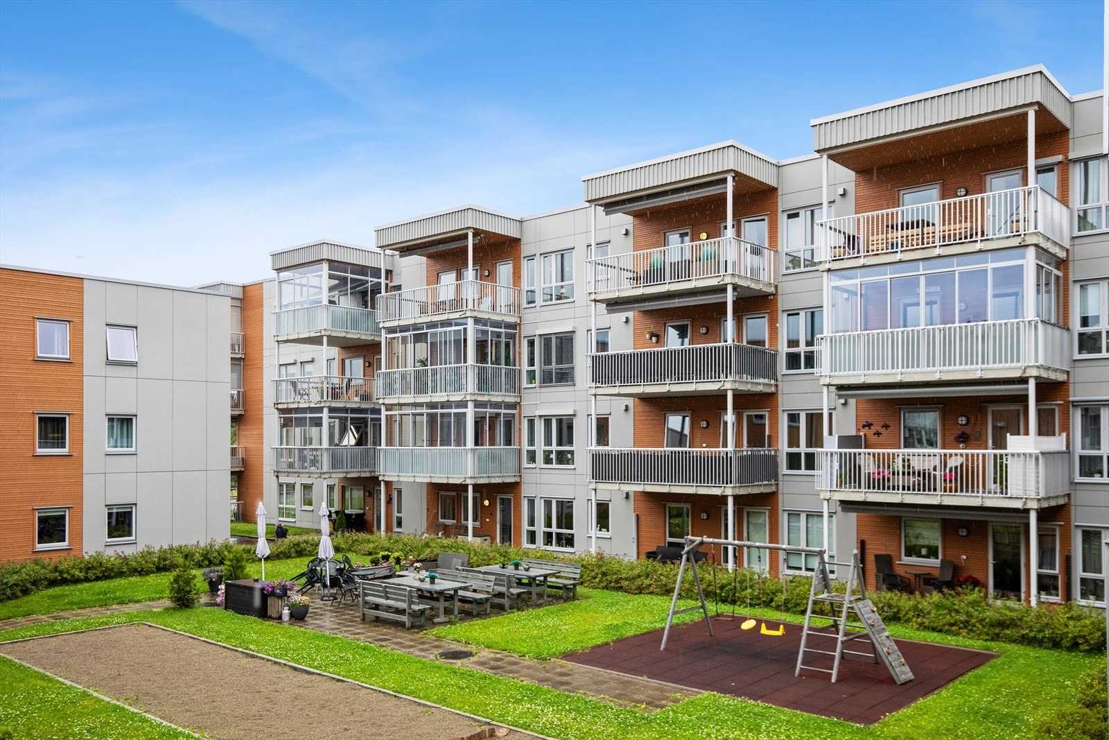 Felles atrium sommerstid. Galleribilde