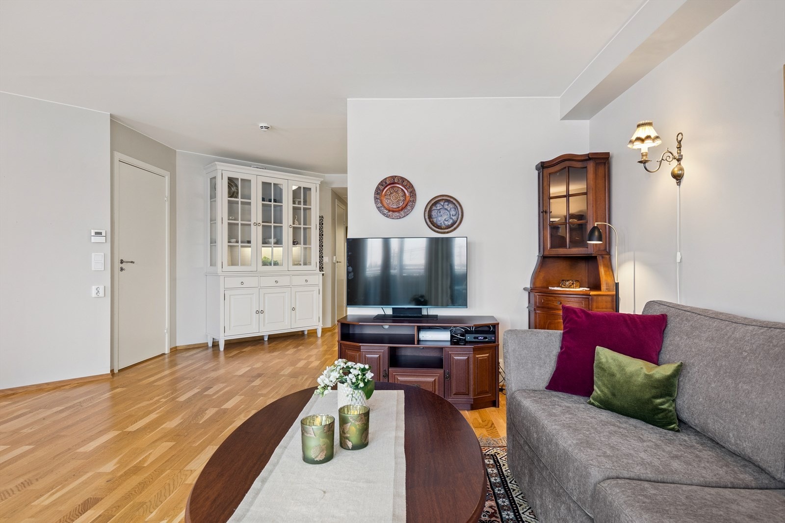 Den åpne løsningen gir fleksibilitet for møblering av både sofagruppe og TV-seksjon. Galleribilde