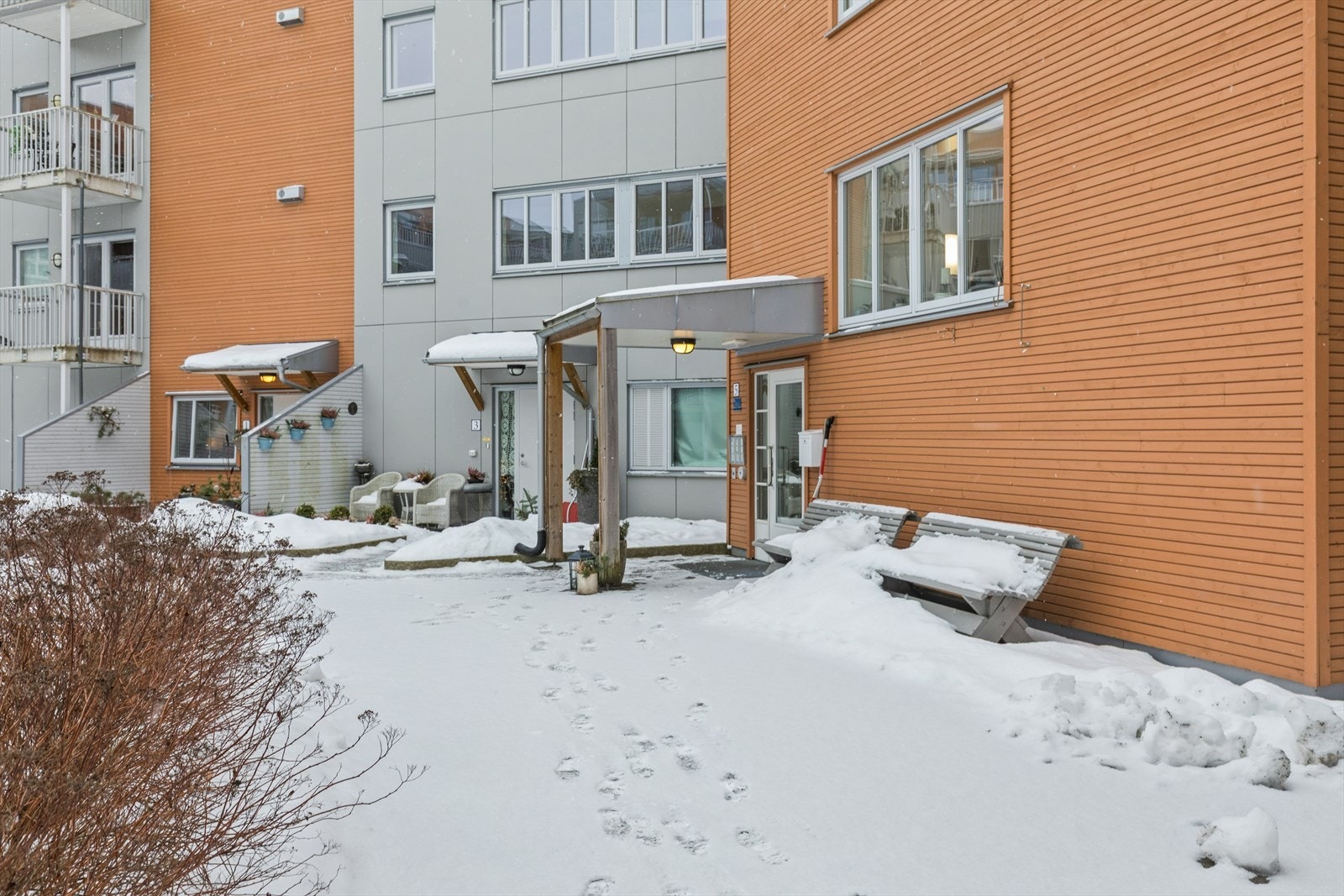 Felles inngangsparti med heisadkomst fra både garasjeanlegg og bakkeplan. Galleribilde