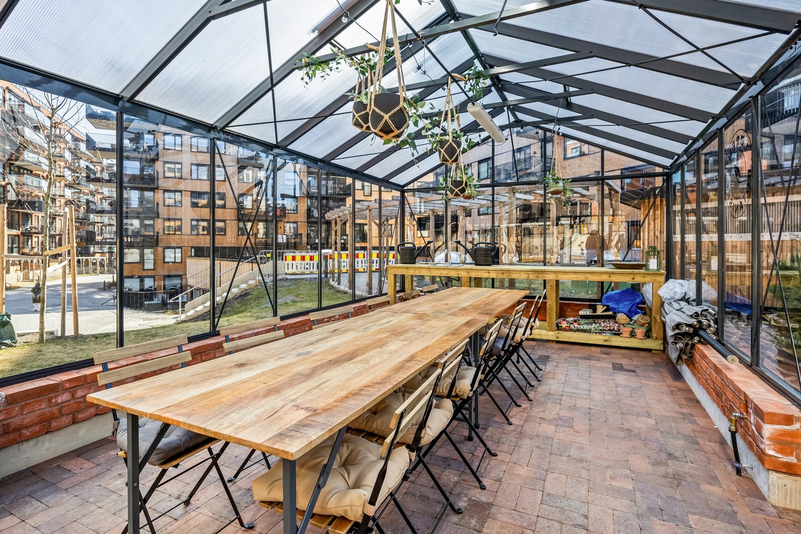 I bakgården er det to felles drivhus som kan lånes uten kostnad året rundt for sosiale sammenkomster Galleribilde