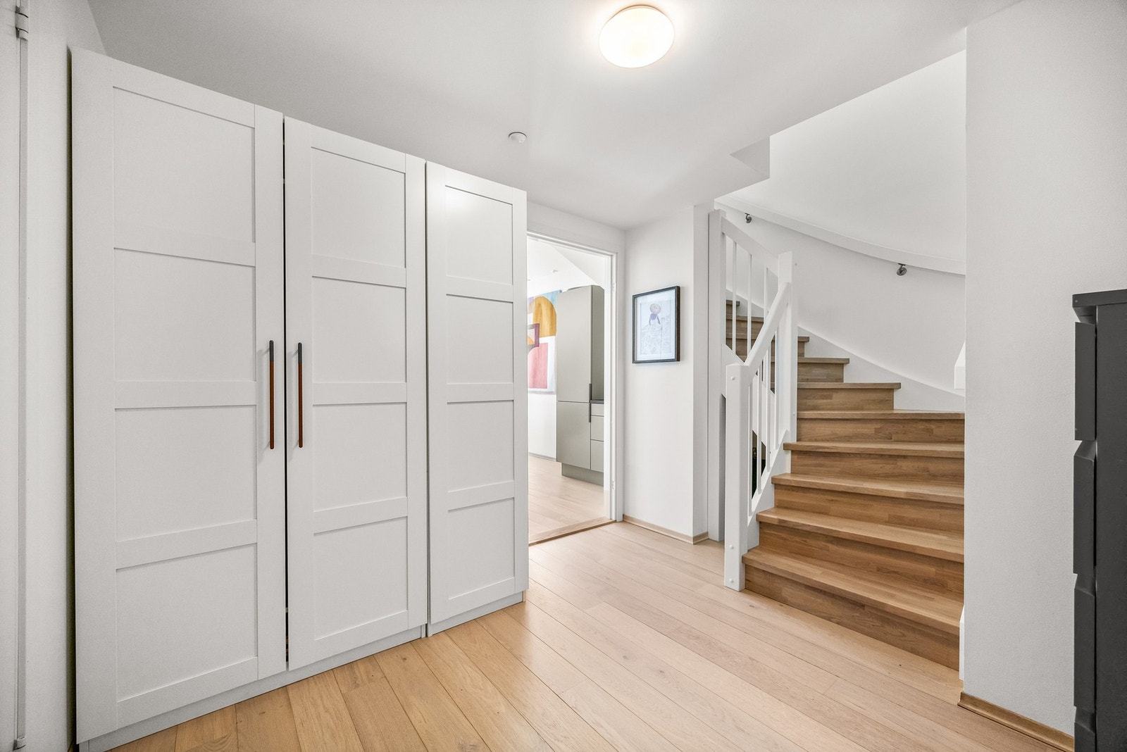 Ved entréen er det trappeløp opp til boligens øverste etasje Galleribilde