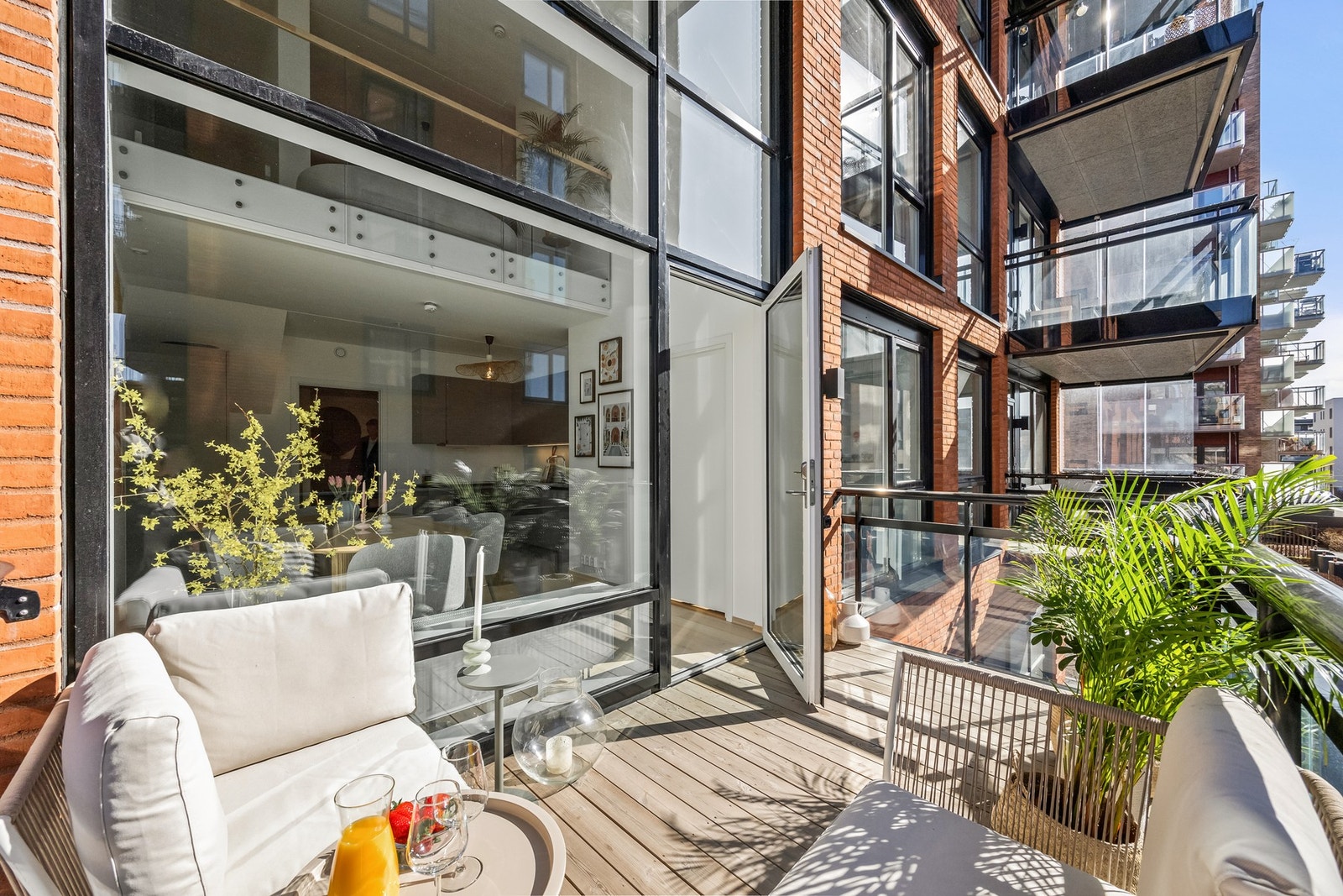 Fra stuen er det utgang til en romslig balkong på ca. 7 kvm. med terrassebord på dekke Galleribilde