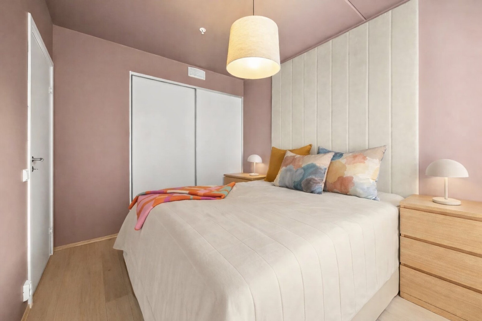 En egen nisje for klesoppbevaring i den ene enden, og ellers godt med plass til stor seng, nattbord og diverse møblement Galleribilde