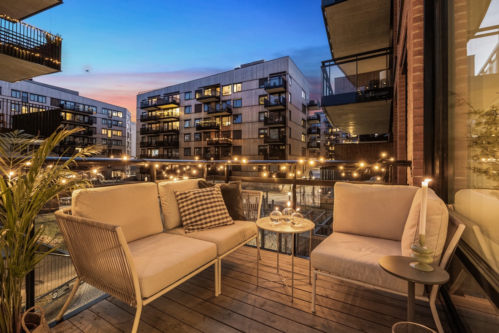 Det er tillatt med elektrisk eller gassgrill, og det er montert utelys og stikkontakt Galleribilde