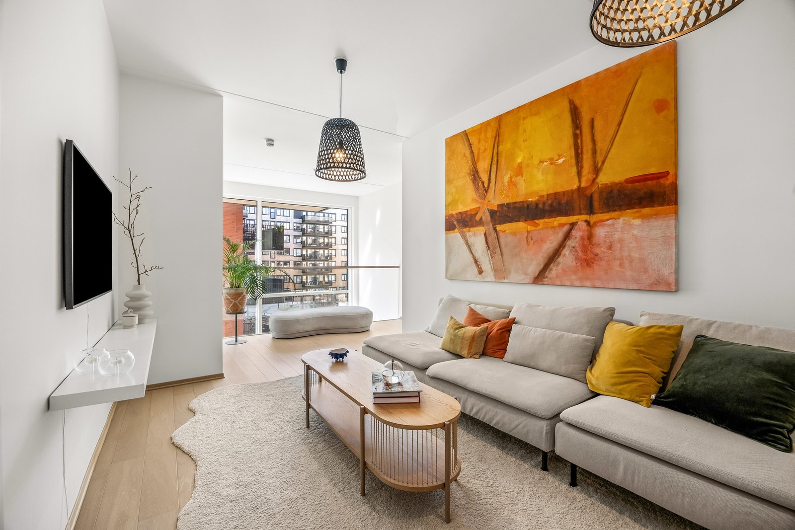 En av boligens store fordeler er to stuesoner. Her fra andre etasje. Galleribilde