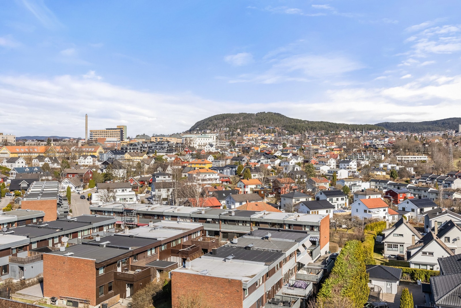 Herifra er det utsikt i flere himmelretninger, som f.eks. over nabolaget på Refstad Galleribilde
