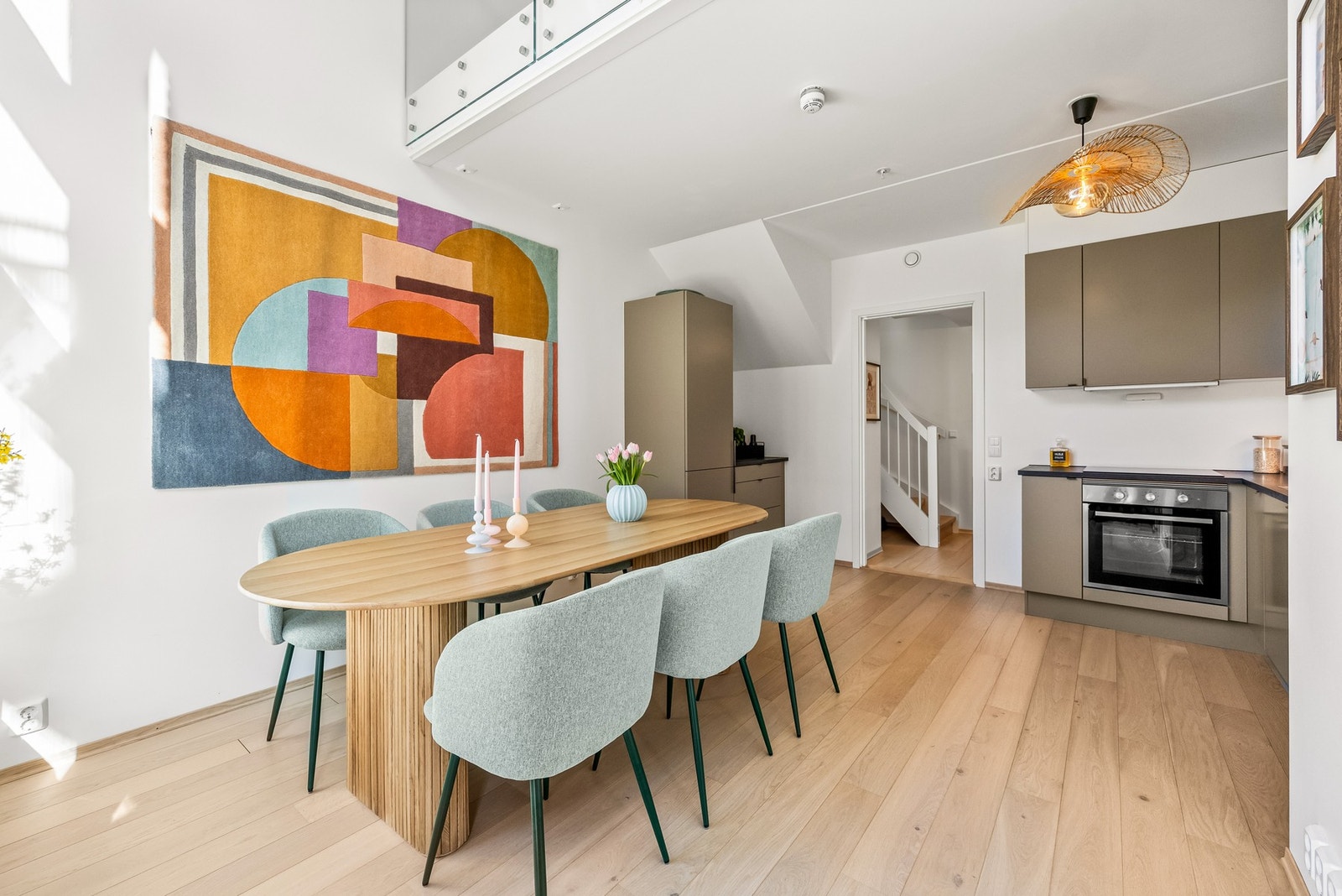 En flott og sosial løsning mot et moderne kjøkken fra 2022 Galleribilde