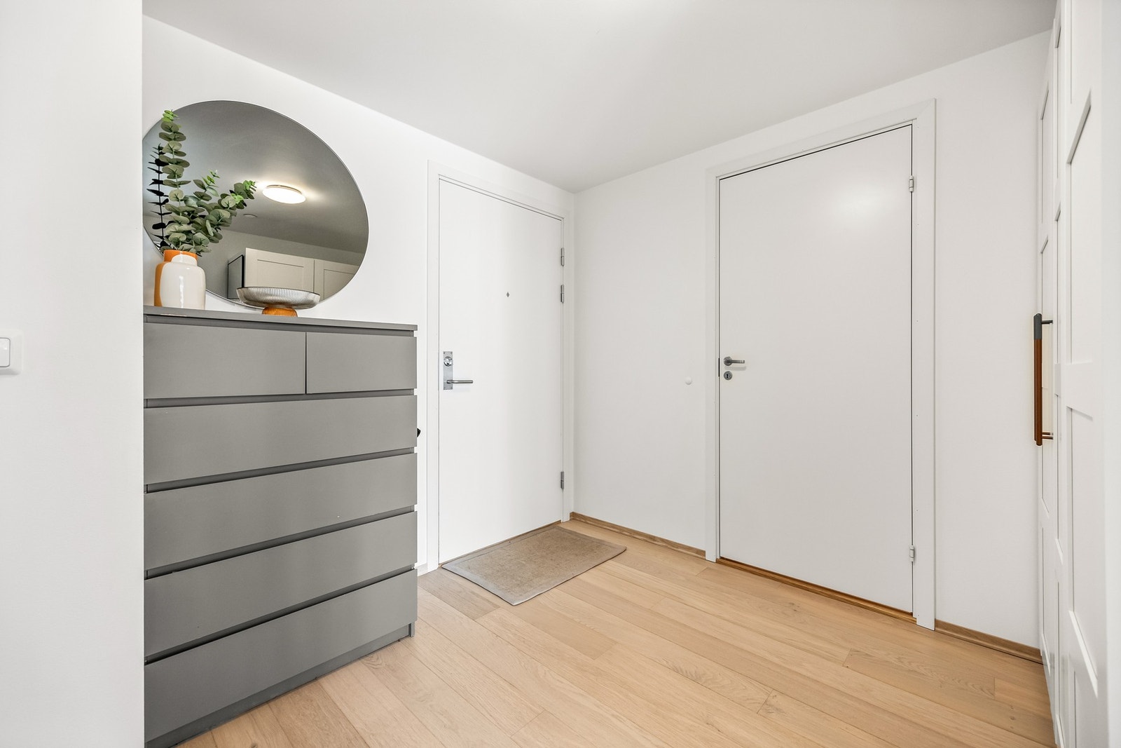 Til boligen er det heisadkomst, og ved entréen er det inngang til baderommet Galleribilde