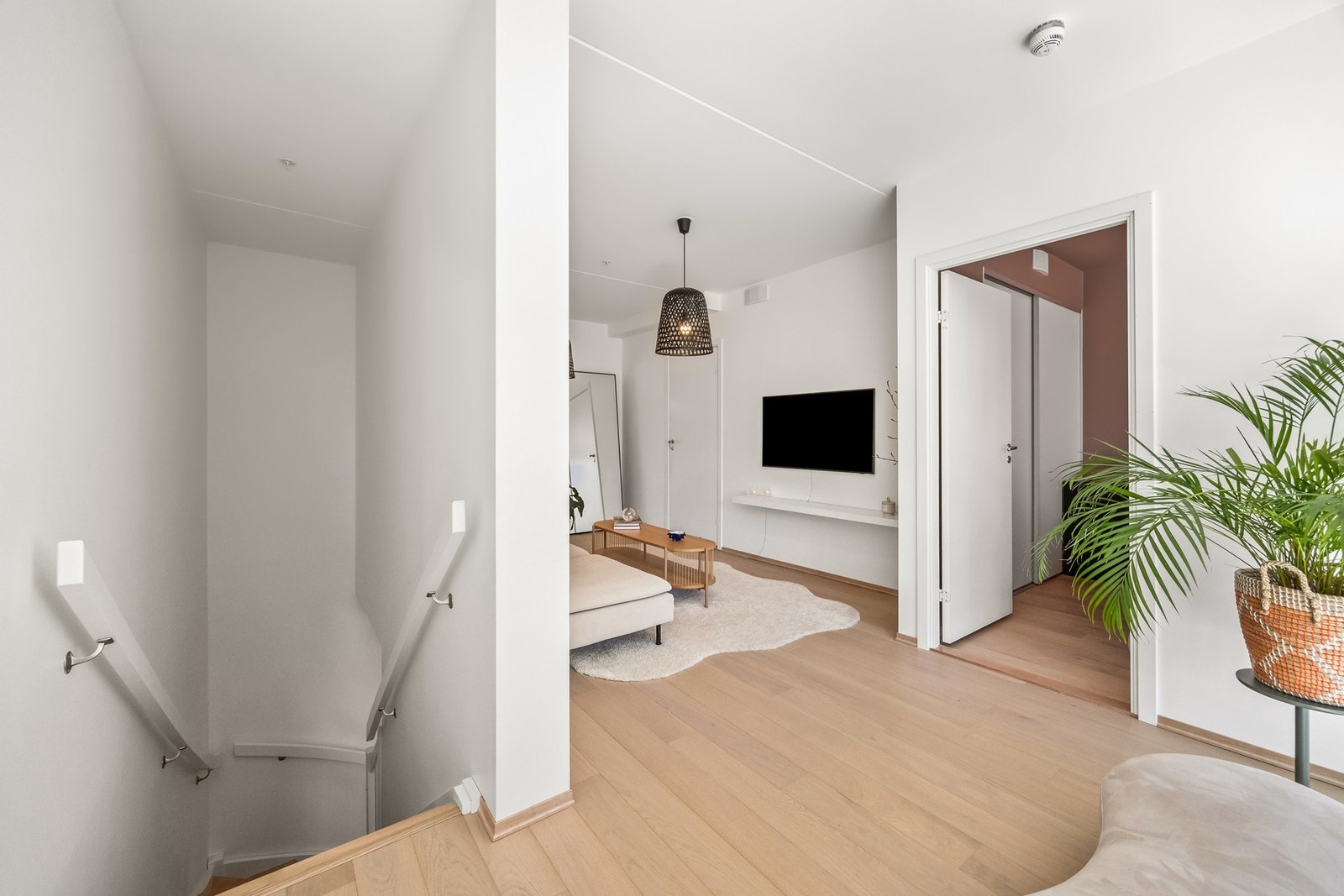 Det åpne rommet i andre etasje er perfekt som stue og et område for avslapning og underhodning Galleribilde