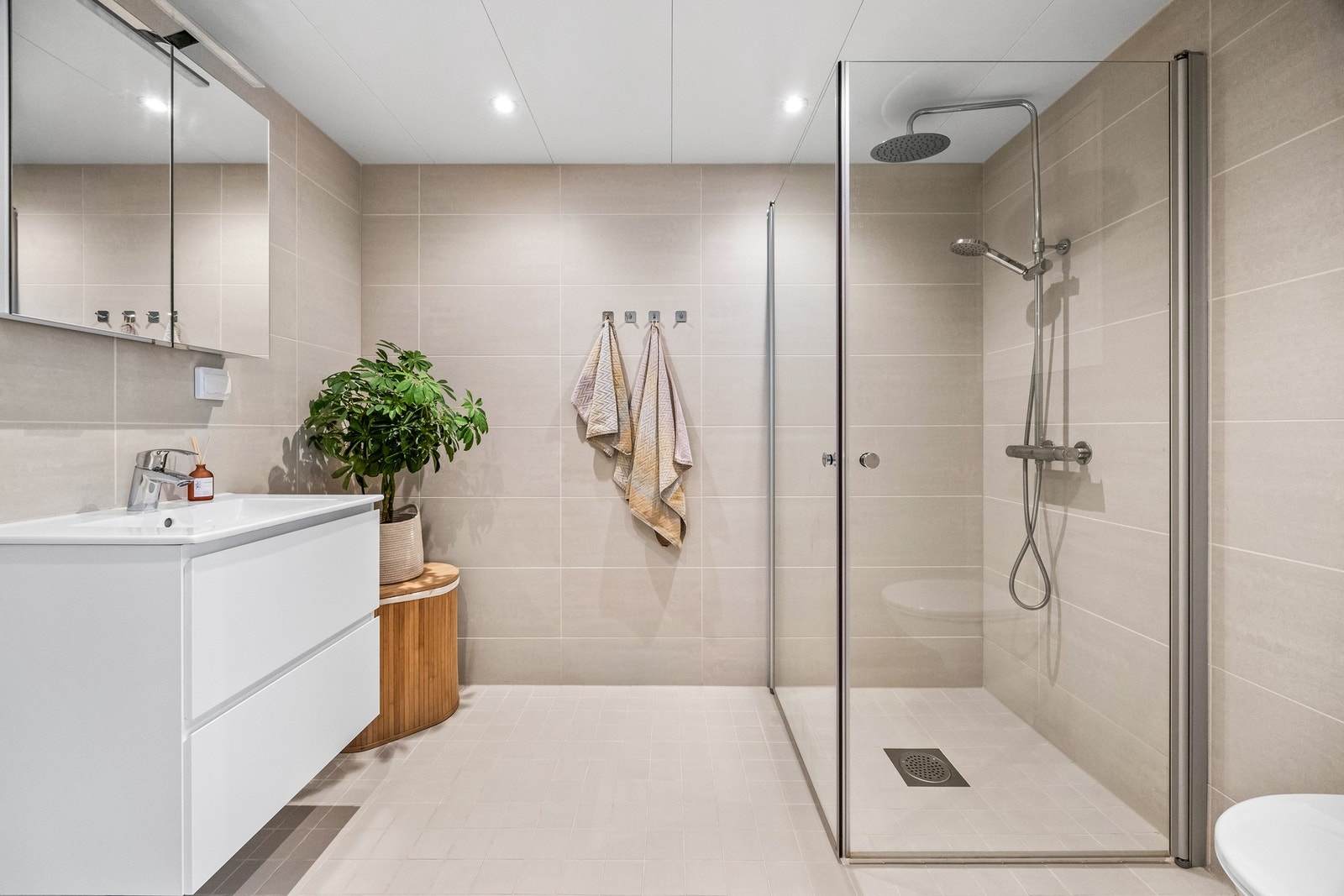 Dette baderommet er også svært delikat og moderne. Svært praktisk med to baderom i en hektisk hverdag. Galleribilde