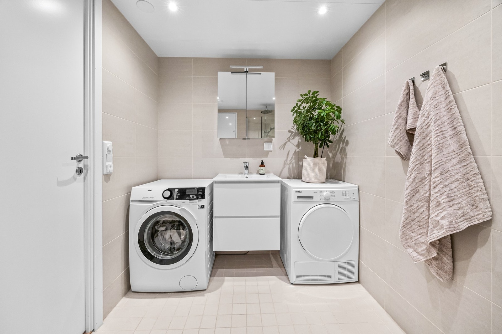 Videre er det opplegg for vaskemaskin og tørketrommel Galleribilde